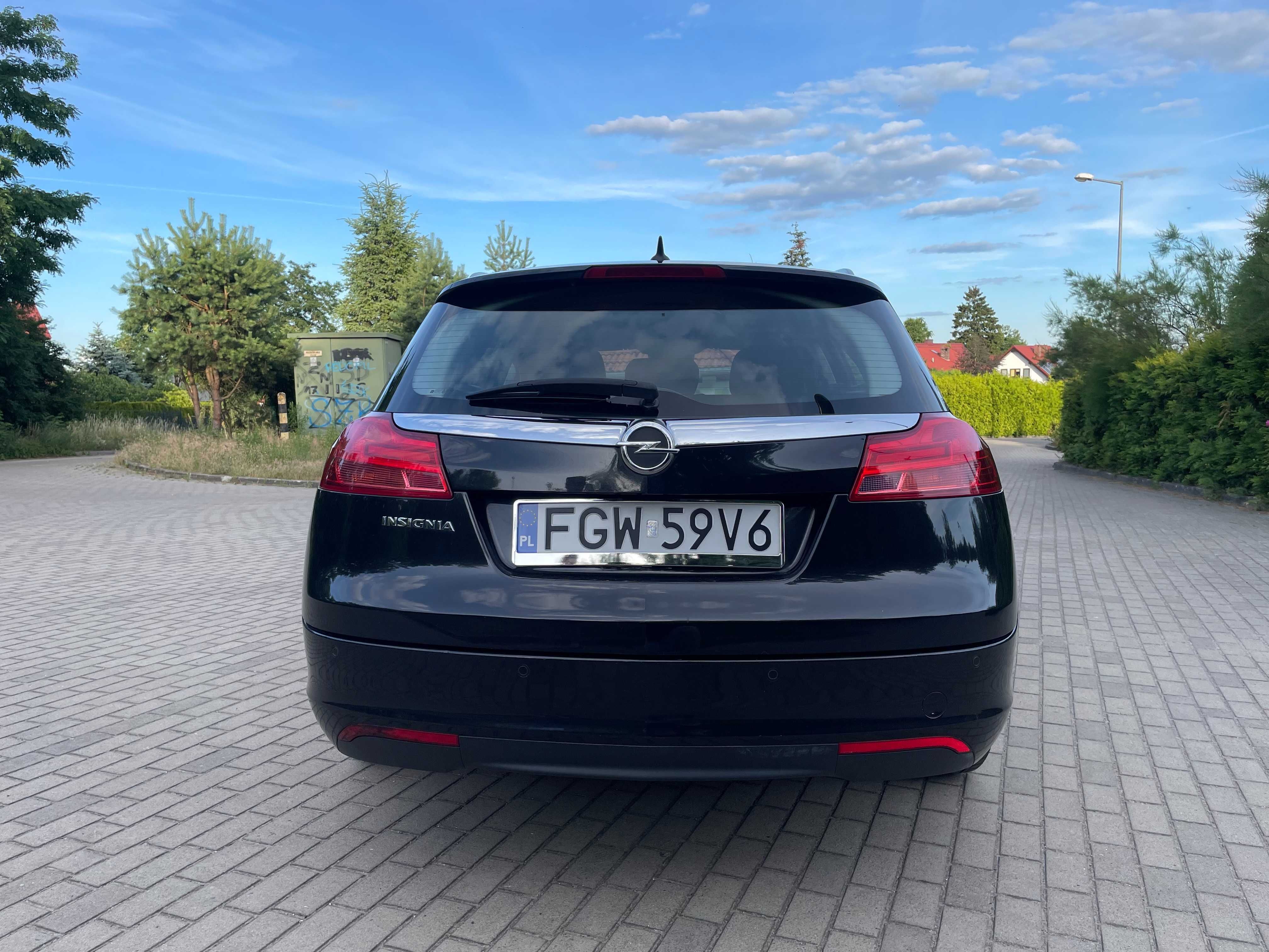 Opel Insignia 2,0 CDTI Sports Tourer 2013 r EcoFlex kolor czarna perła