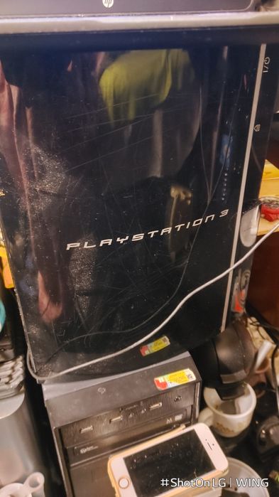 PS3 mais cabo HDMI e de energia.  Sem comando