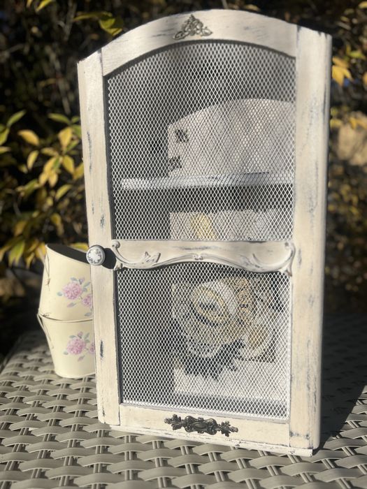 Szafka vintage wbstylu prowansalskim