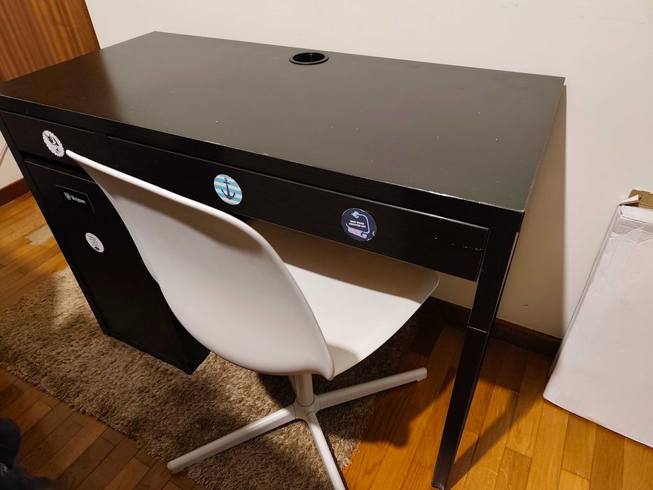 Secretária e cadeira