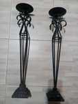 2 castiçais em ferro antigos medem 60cm