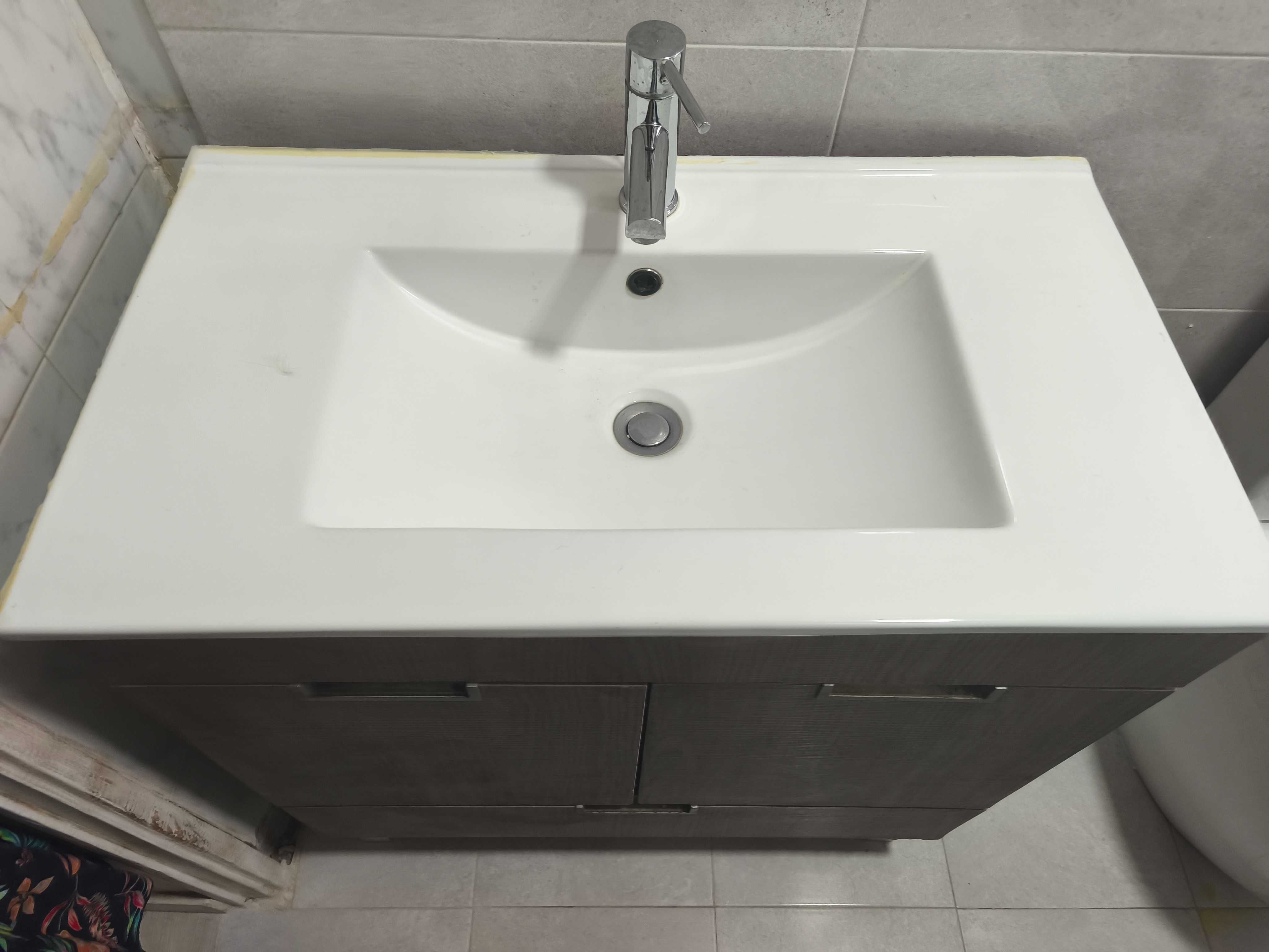 Vendo móvel de casa de Banho com lavatório.