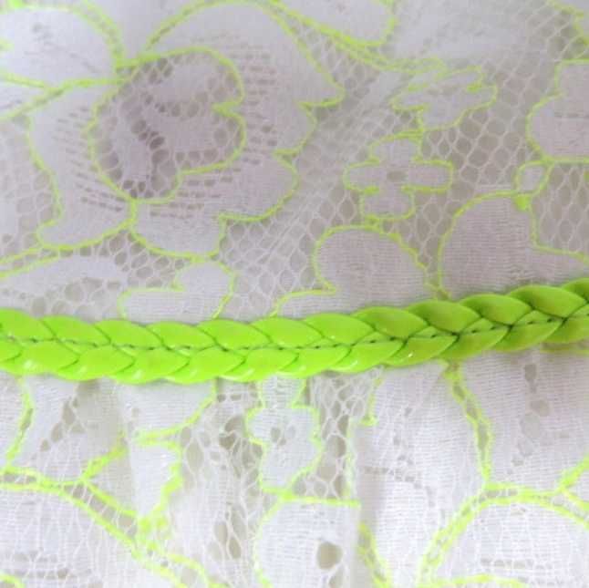 Sukienka koronkowa biała lateks fluo odblaskowa limonka vintage lato M