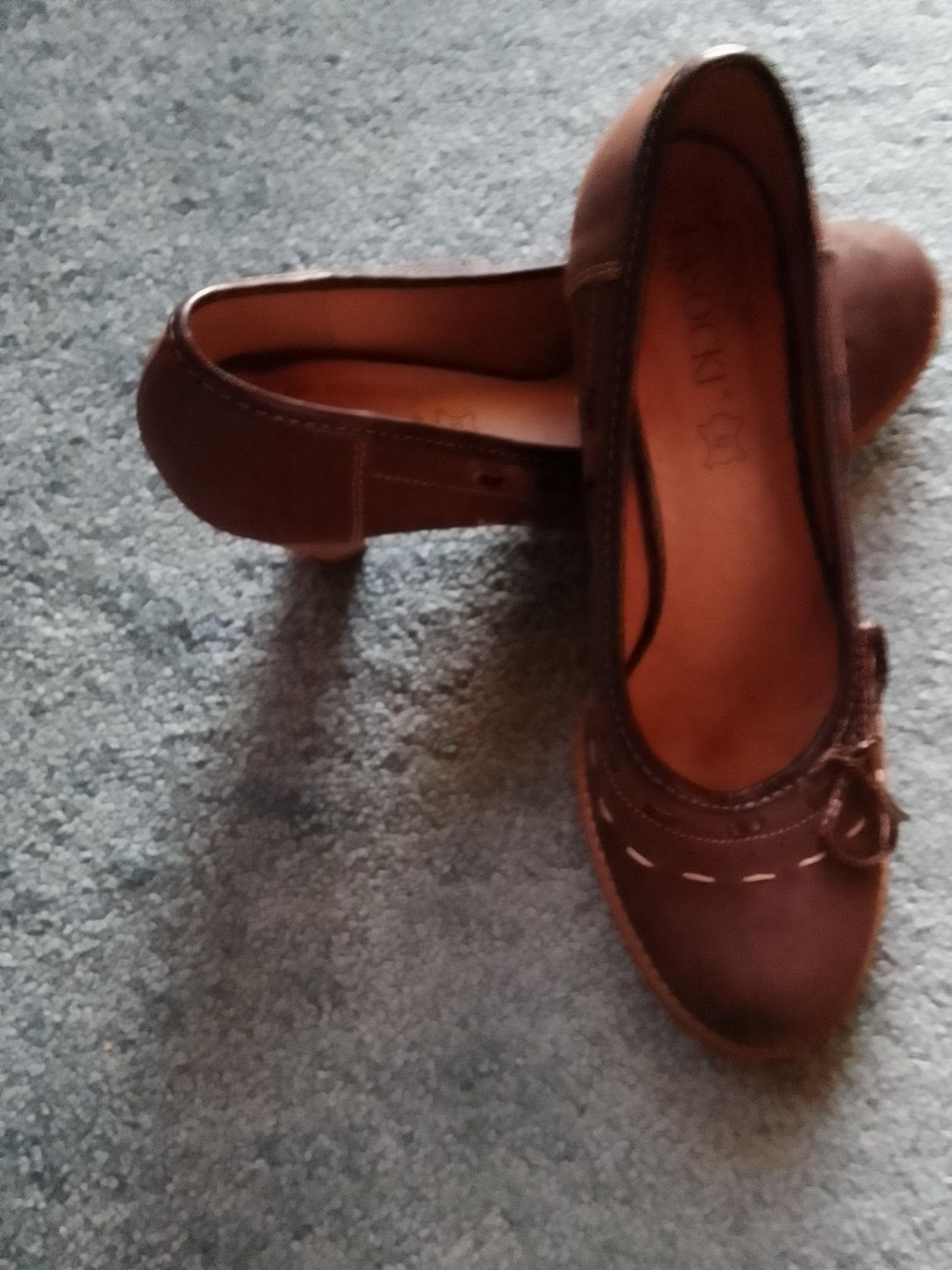 Skórzane buty na obcasie Lasocki