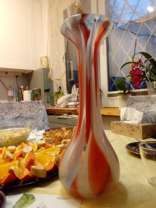 Duży z PRL ręcznie formowany wazon szklany barwiony masie tutti frutti