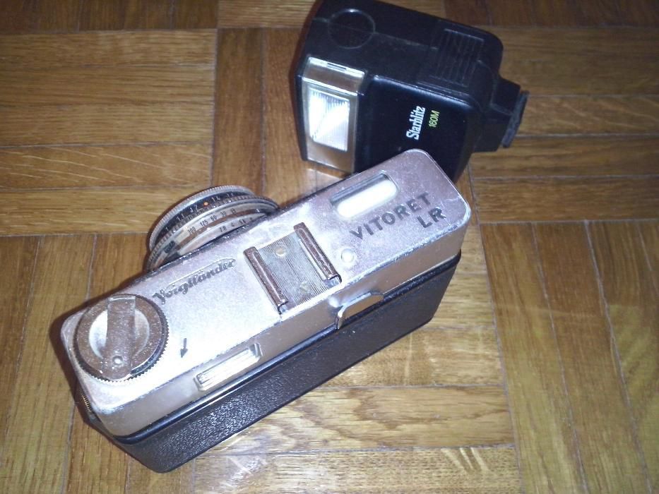 Máquina fotográfica vintage da marca VITORET, modelo Voigtlander