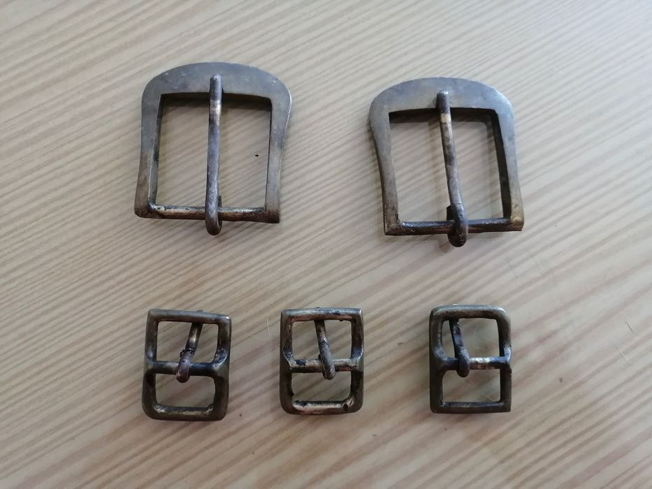 conjunto de 5 antigas fivelas em bronze