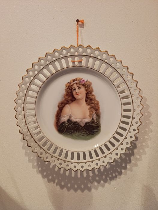 Pratos com fio de ouro