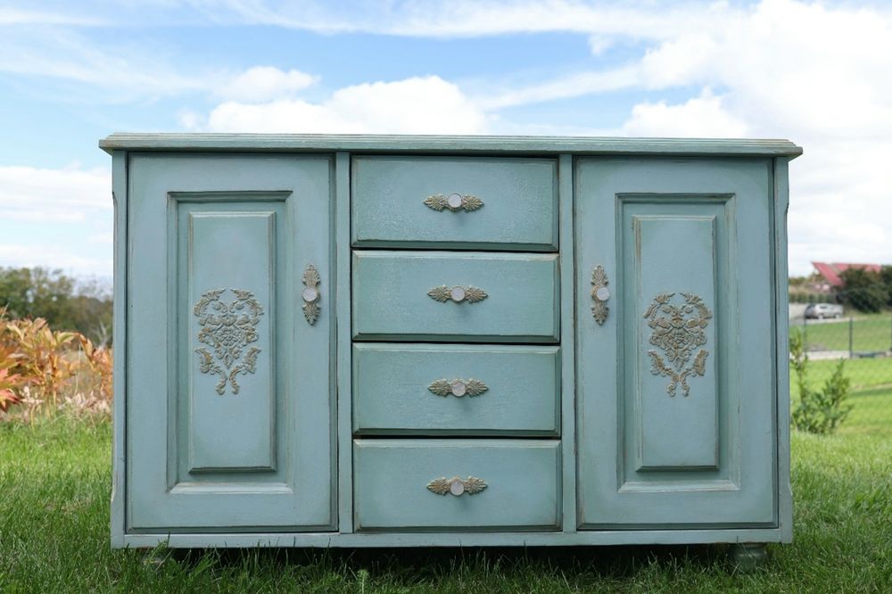 Ręcznie odnowiona komoda drewniana szafka