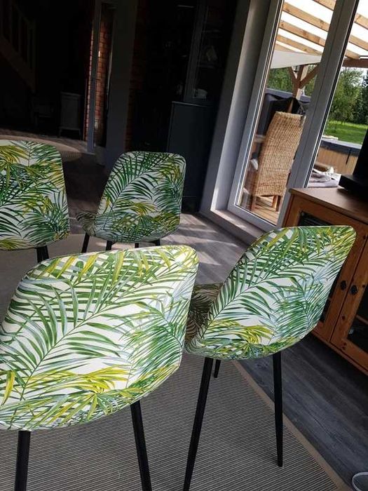 Sprzedam zestaw czterech krzeseł w atrakcyjnej cenie.