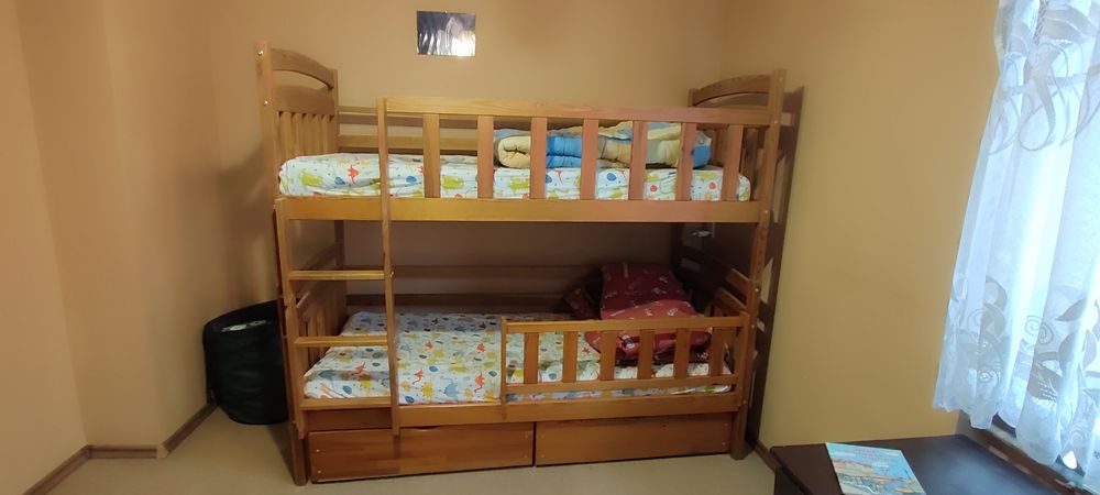 Łóżko piętrowe z materacami