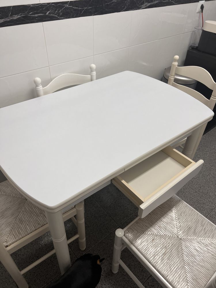 Vendo mesa Extensivel branca + 4 cadeiras