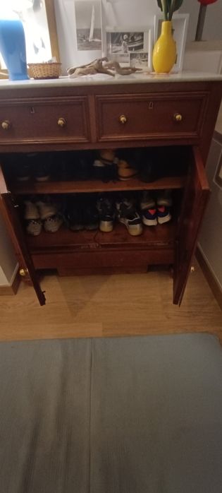 Móvel muito antigo, bem cuidado