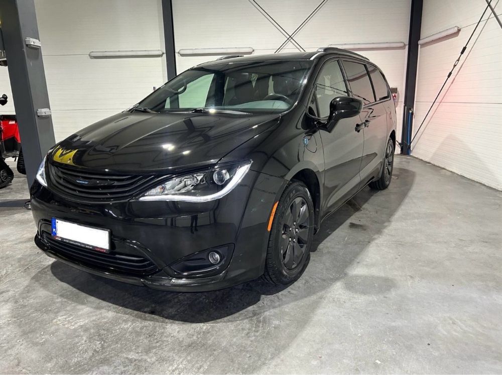 Wynajem 7 os.Chrysler Pacifica S HYBRID Plug in