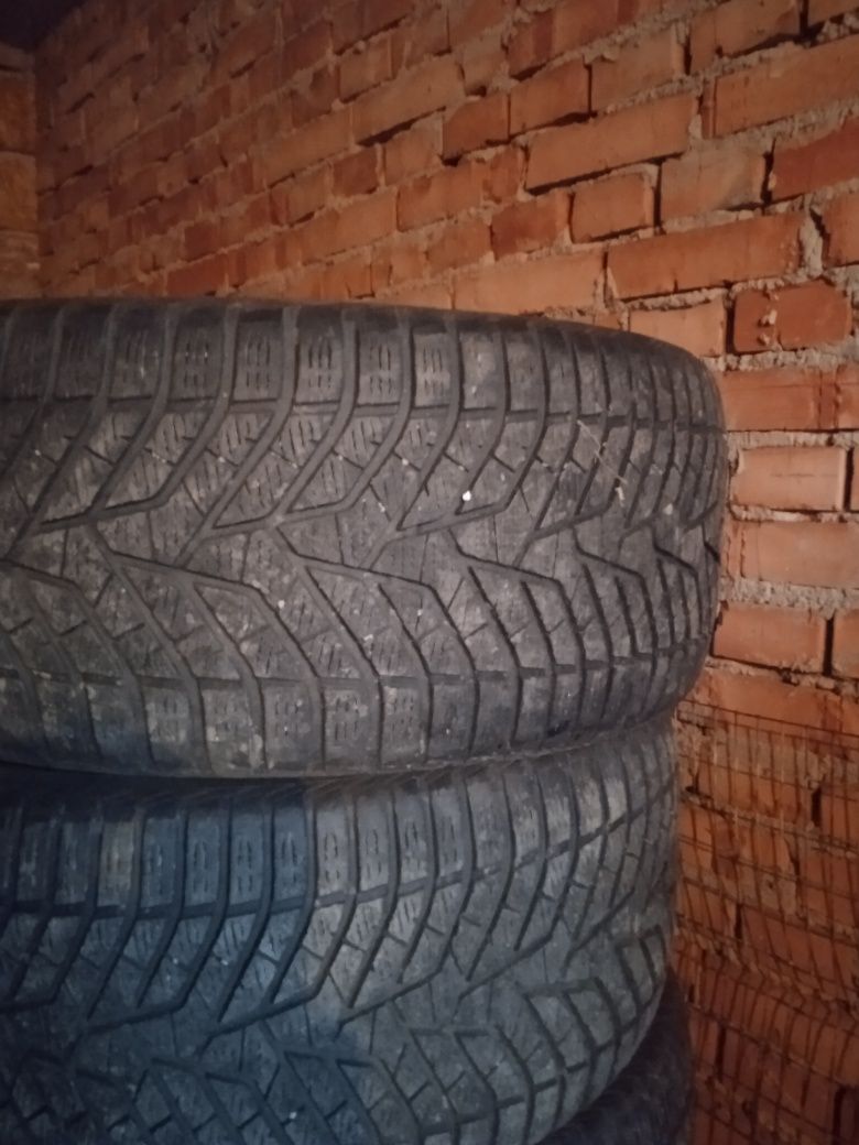 Продам зимню гуму йокохама розмір 295/40R21
