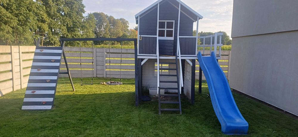 Drewniany domek dla dzieci ze zjeżdżalnią