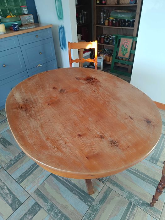 Stylowy drewniany stół z 4 krzesłami do renowacji - czereśnia