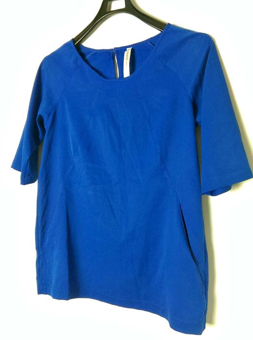 Zwiewna niebieska bluzka krótki rękaw Diverse S