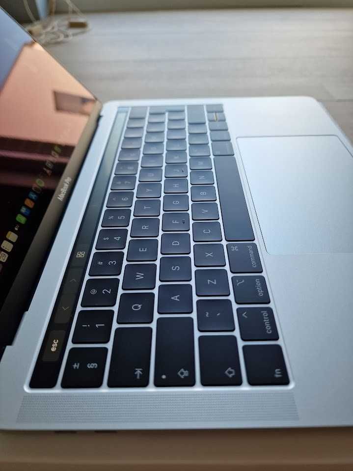 MacBook Pro (A1989, i5 4 rdzenie, 8/256, Touch Bar) - ideał, 69 cykli