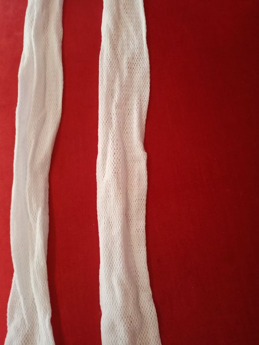 Piękne białe ślubne pończochy.