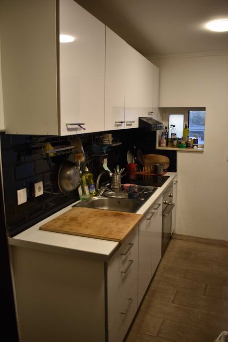 cozinha usada com forno e placa de induçao