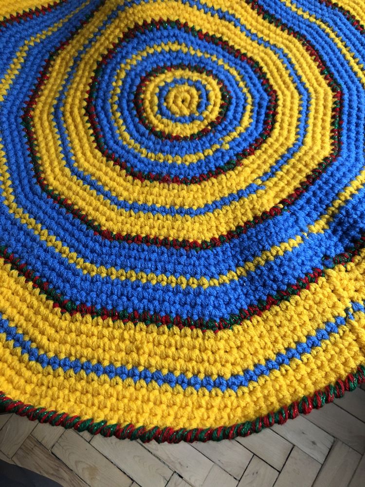 Вязаний виріб ( килимок) в патріотичних кольорах