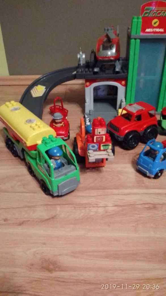 Ecoiffier - zestaw zabawek - samochody, postacie