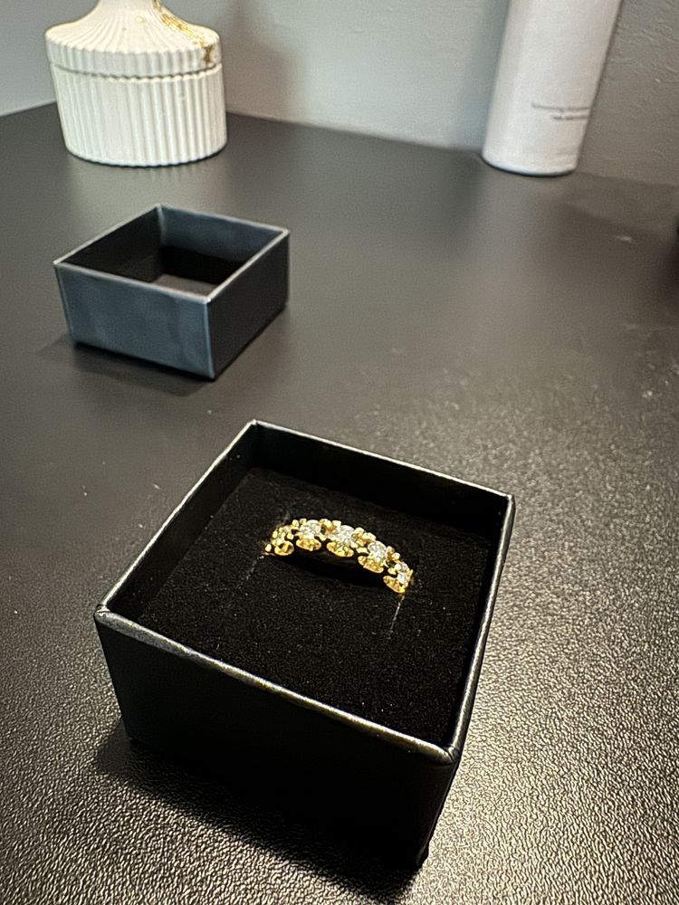 Pierścionek z diamentami w stylu eternity