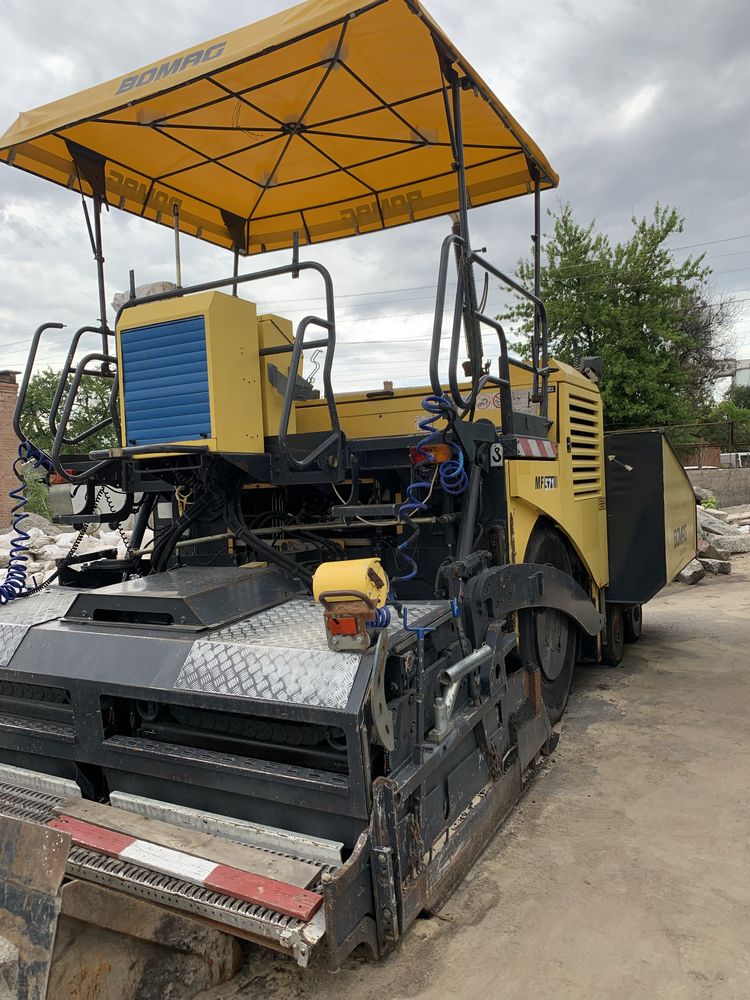 Продам асфальтоукладчик Bomag MF571