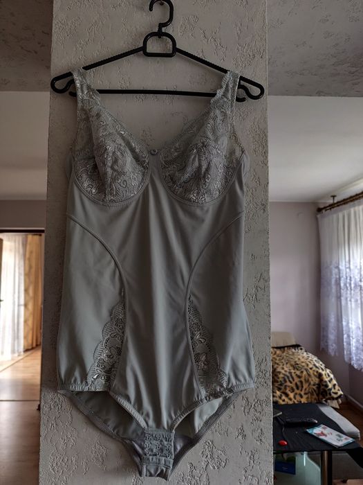 Body wyszczuplające z małą domieszką bawełny z koronką na regulowane r