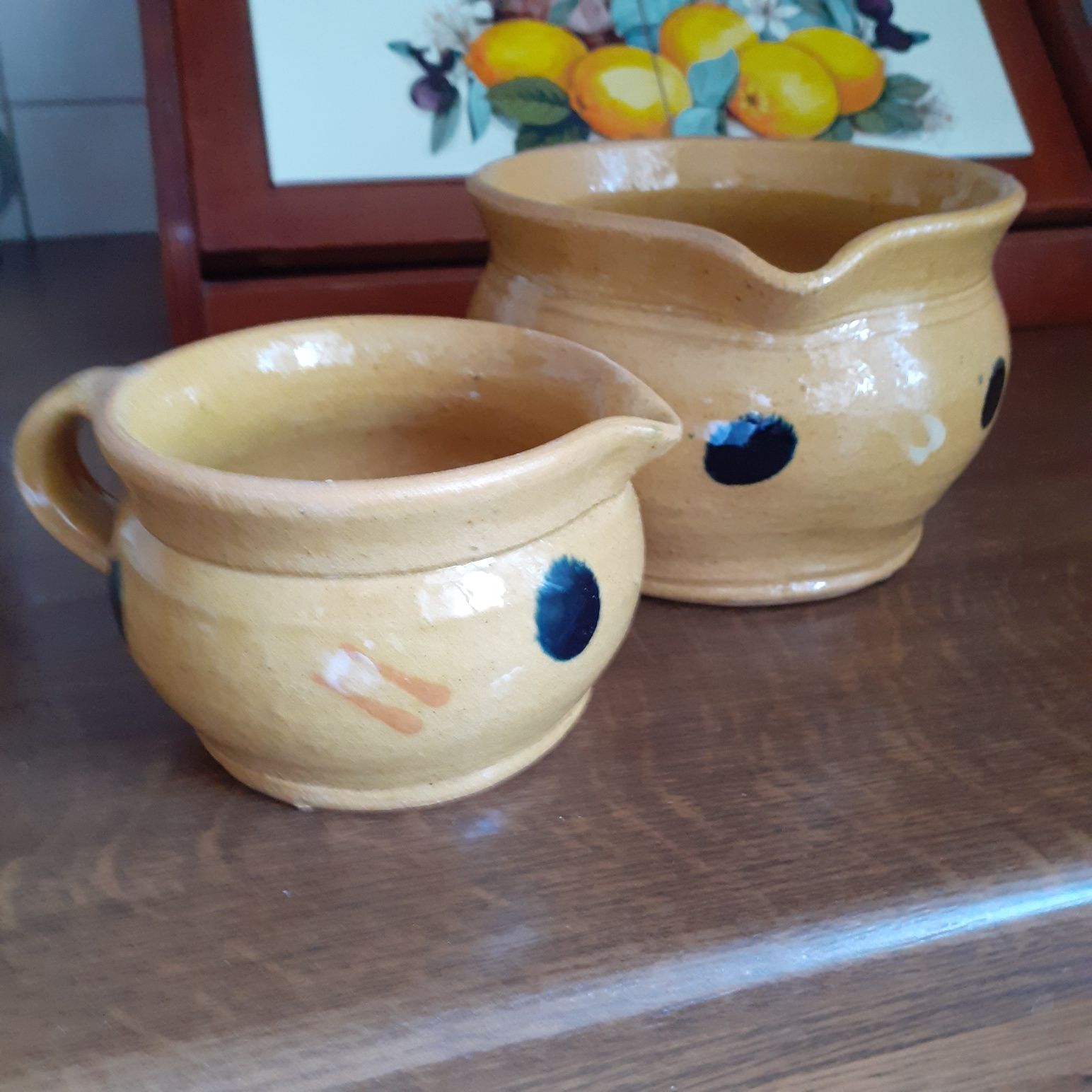 Dwa ceramiczne dzbanuszki