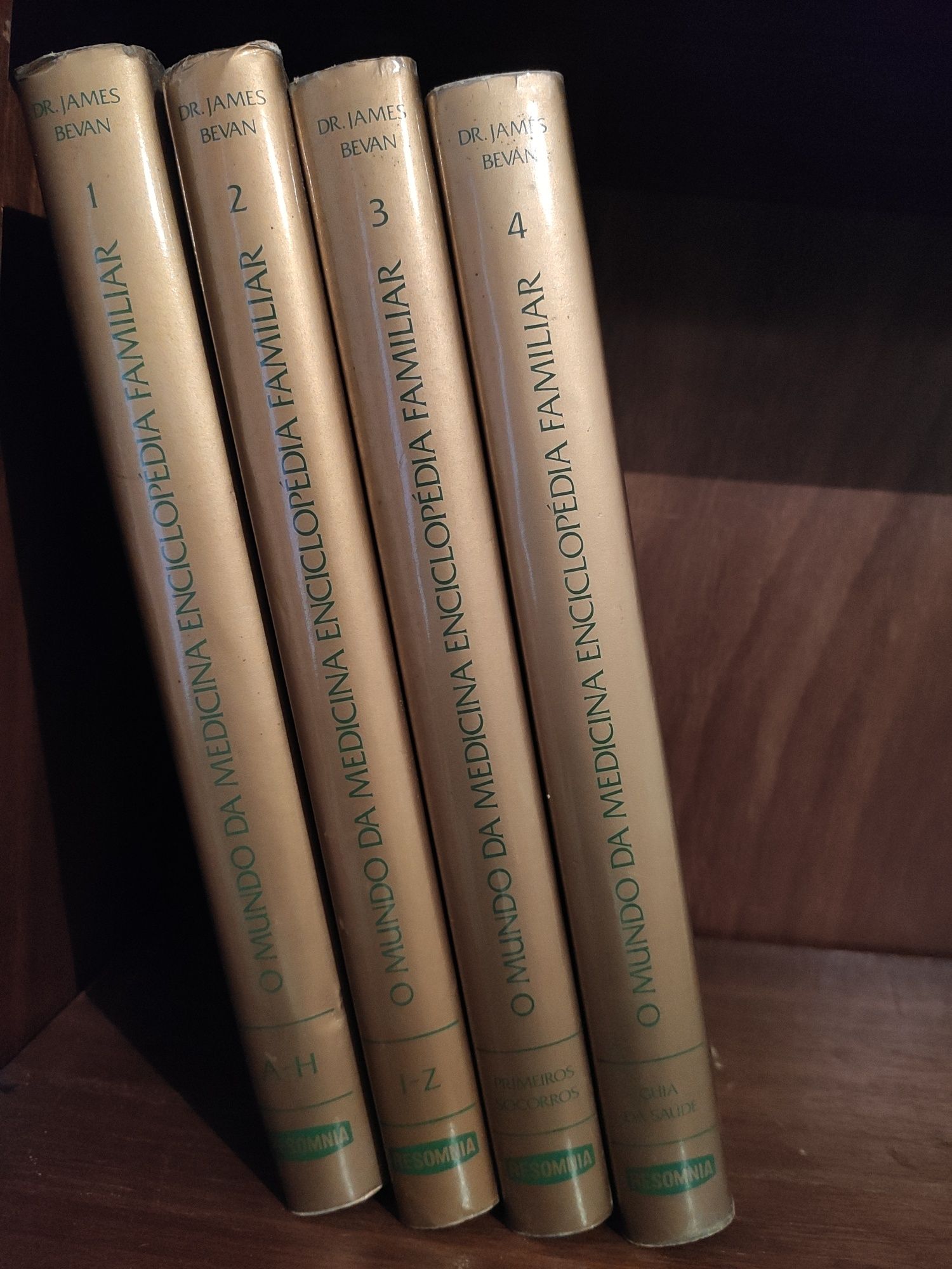 4 volumes do Mundo da medicina, enciclopédia familiar