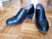 Botins pretos em couro