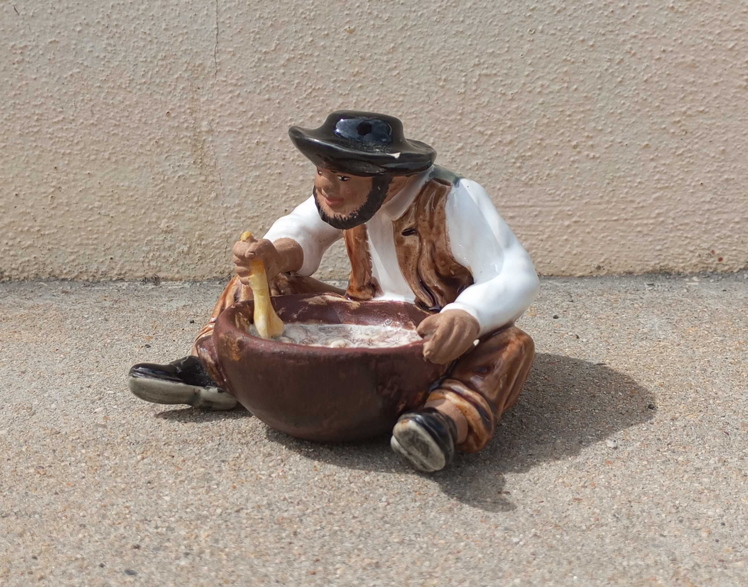 Escultura Zé Povinho preparando papas faiança Bordalo Pinheiro séc. XX