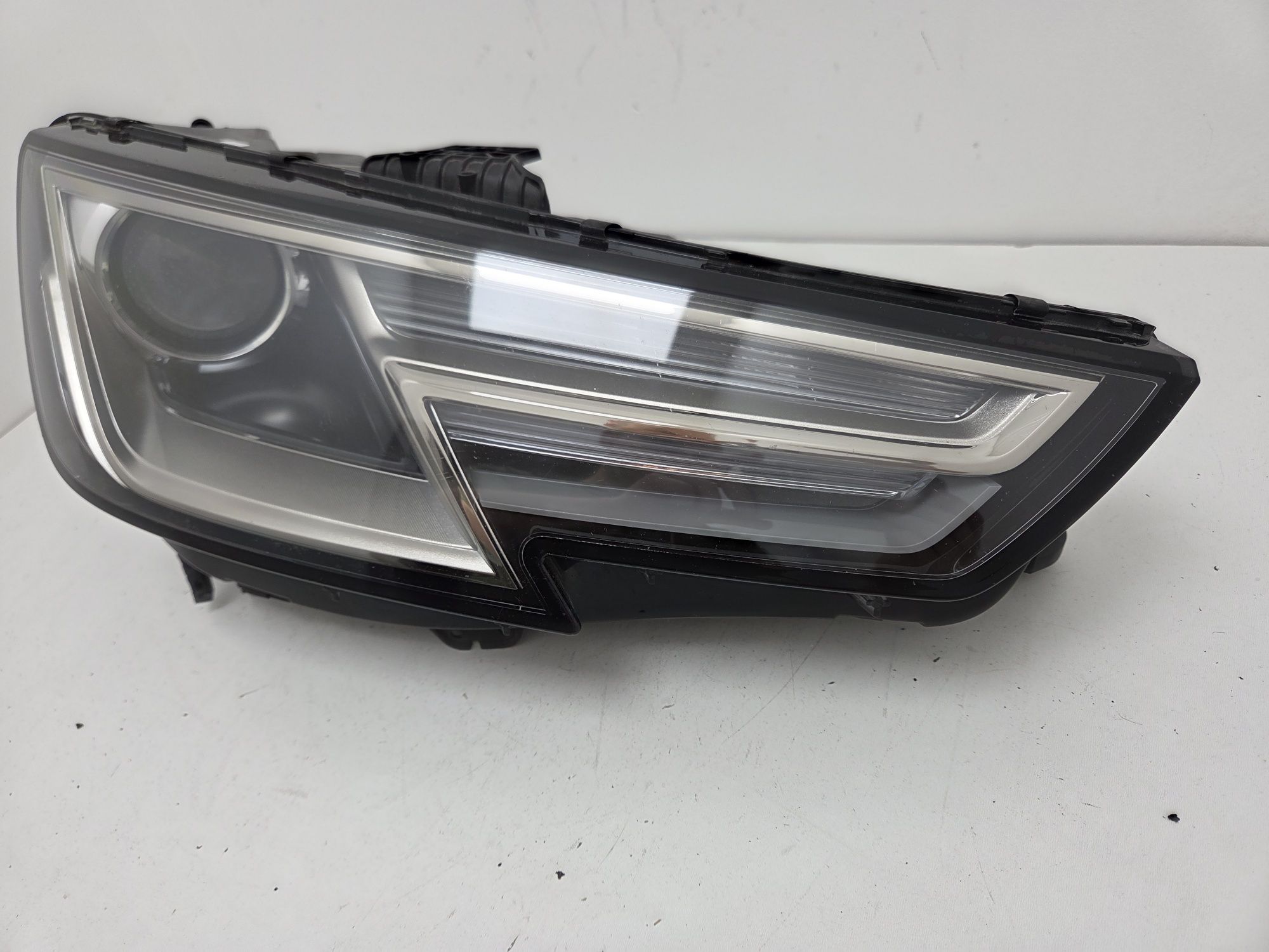 Фара права Audi A4 B9 2017-2019 Xenon USA