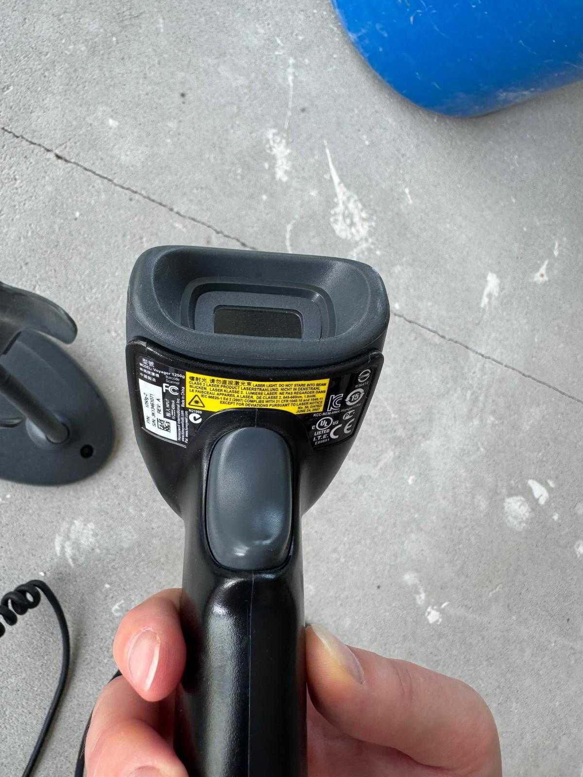 Skaner kodów kreskowych Honeywell Voyager 1250g z podstawką – USB