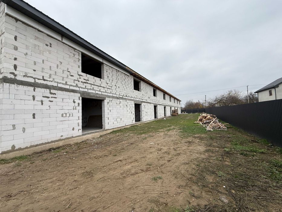 Продам сучасний таунхаус у селищі Баришівка