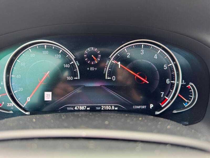 BMW 740i 2019 року