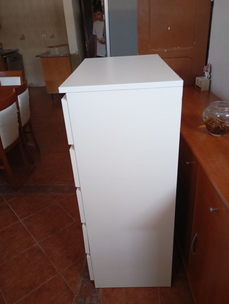 Cómoda branca com 6 gavetas