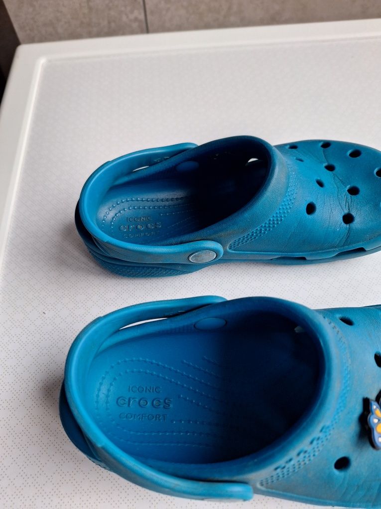 Crocs tamanho J1 (32-33).