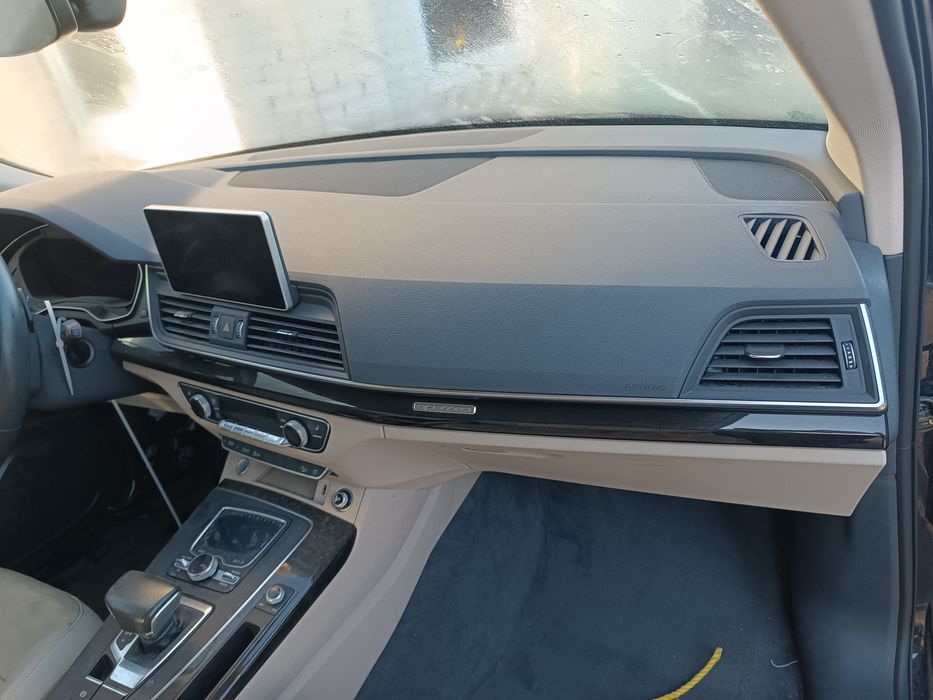 торпеда передня консоль торпедо з подушкою  Ауді Q5 80A кю5 ку5