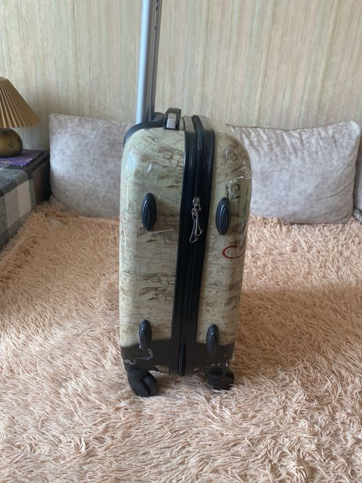 Продається чемодан