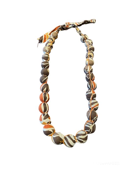 Colar contas tecido cor terra