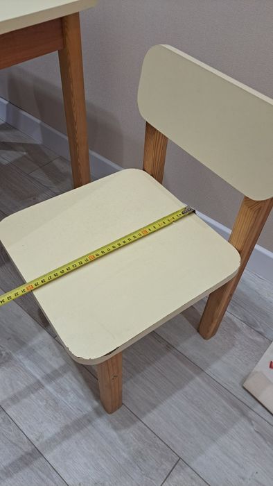 Дитячий стіл та два стільці