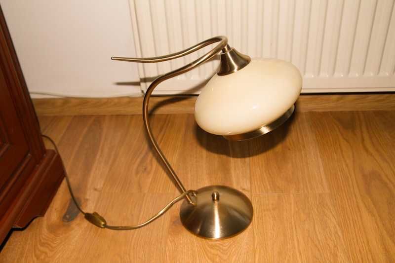 Ładny żyrandol i lampka nocna