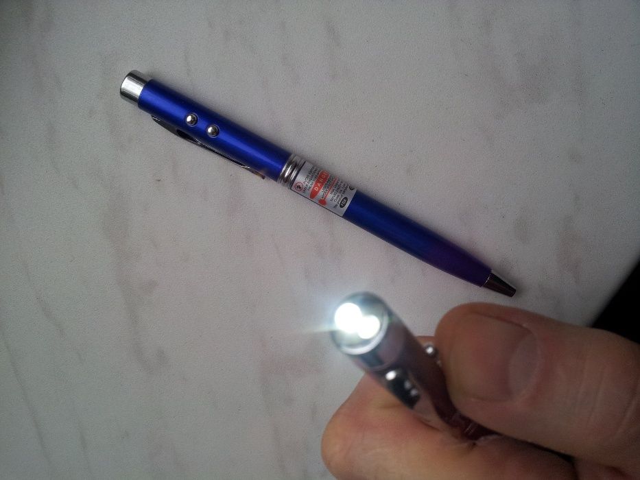 Отличный подарок.шариковая ручка с лазерной указкой и фонариком