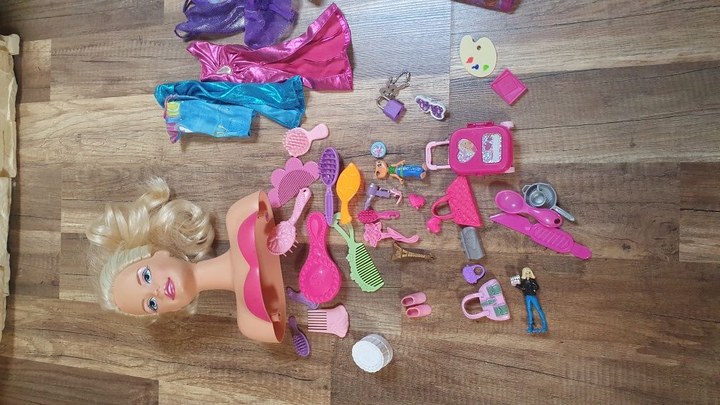 Lalki Barbie z akcesoriami, według zdjęć dużo elementów.
