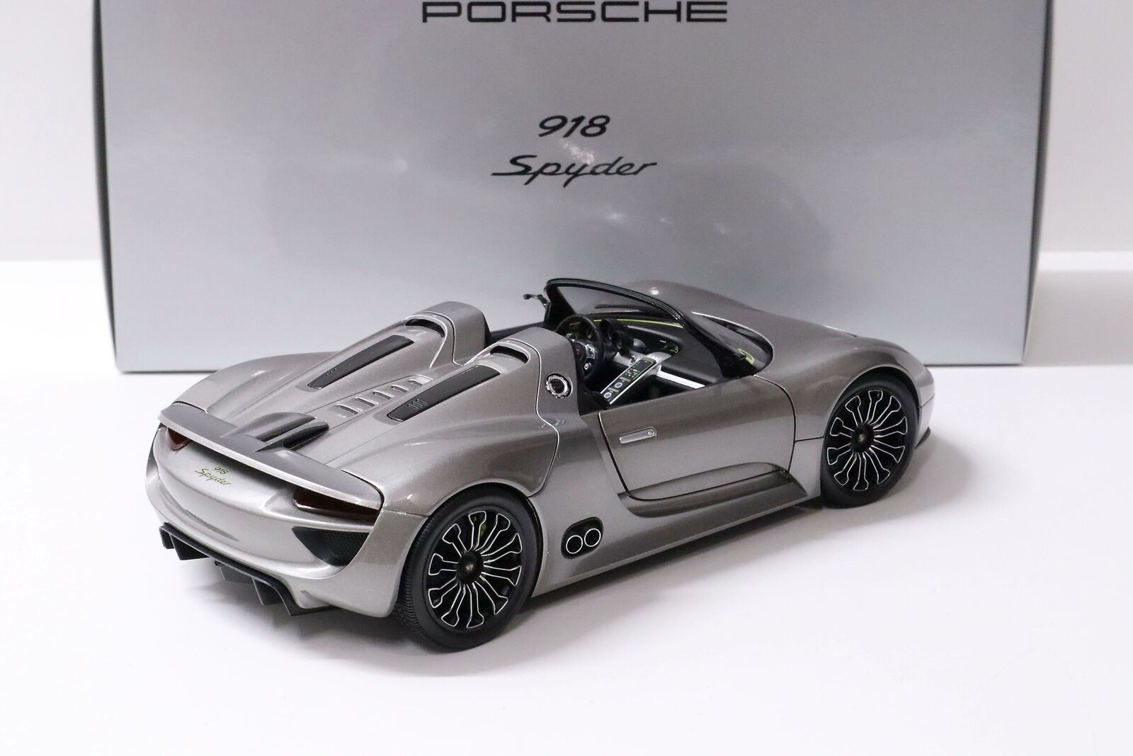 1/18 модель Porsche 918 Spyder Prototype DEALER