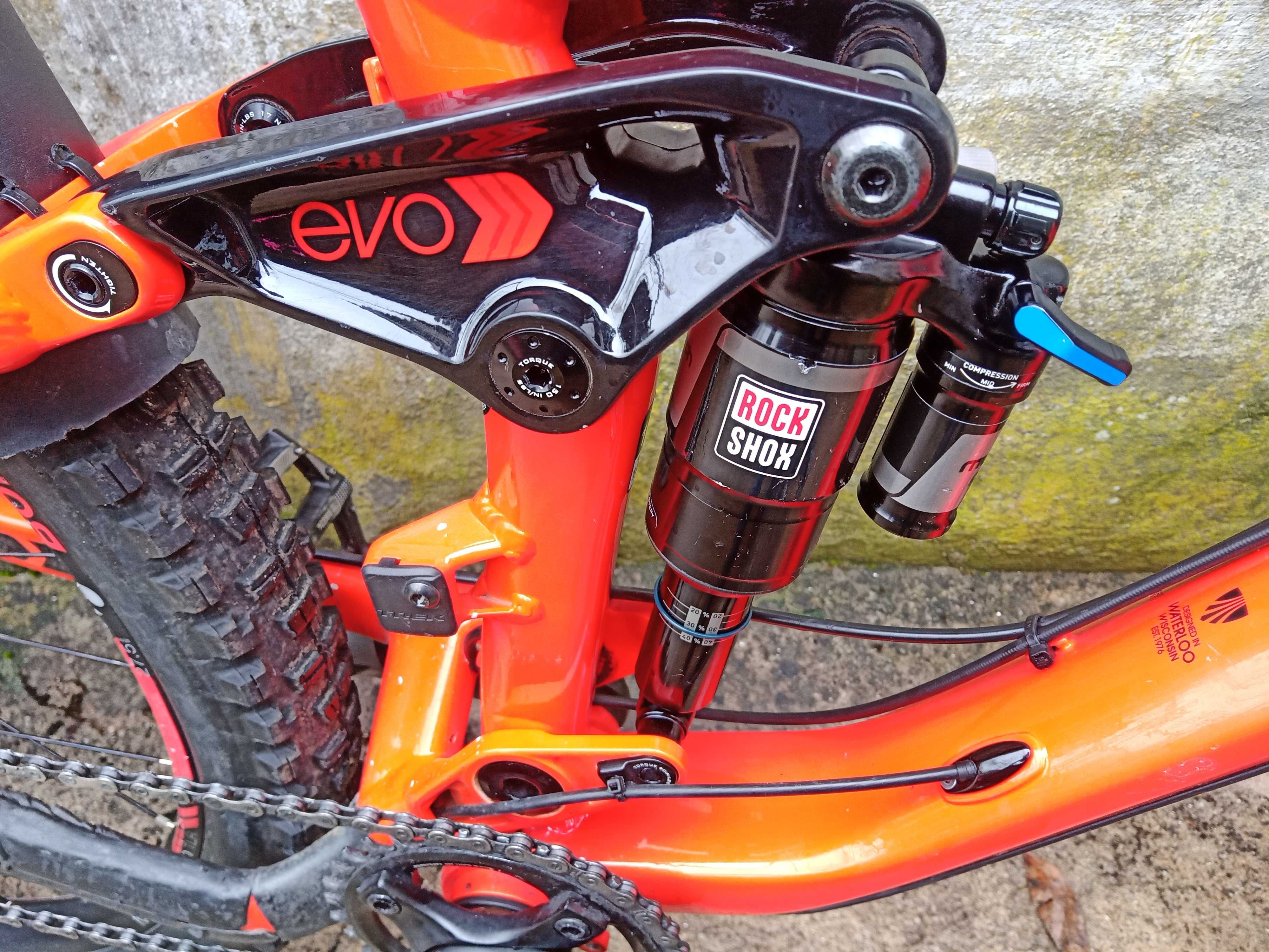 Bicicleta doble suspensão 27,5 semi-nova