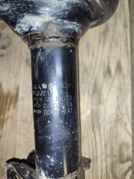 Передние амортизаторы на Subaru Outback 2013 года. Родные.